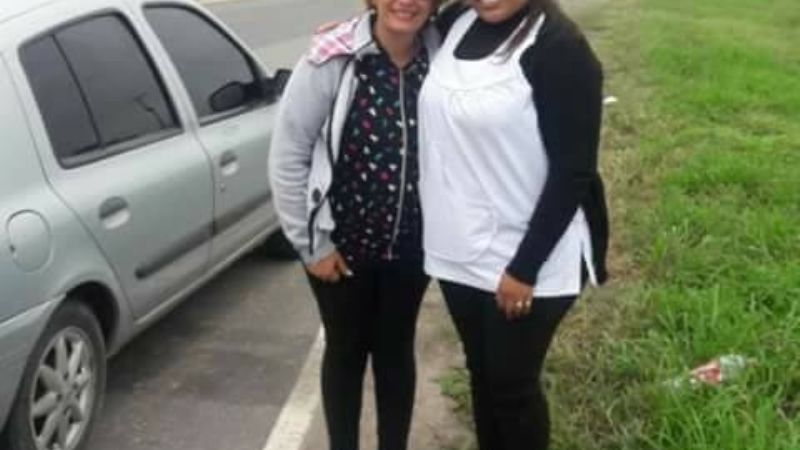 Docente multifunción recorre 300 kilómetros a dedo para dar clases