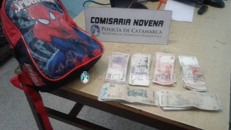 Llevaba una mochila de niño con 6 mil pesos