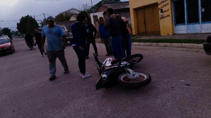 Se golpeó la cabeza al chocar con su moto contra un auto estacionado