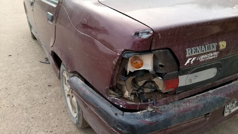 Se golpeó la cabeza al chocar con su moto contra un auto estacionado