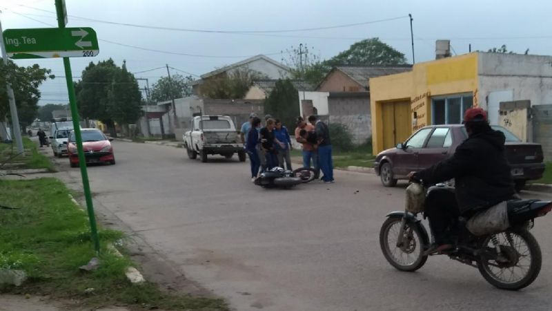 Se golpeó la cabeza al chocar con su moto contra un auto estacionado