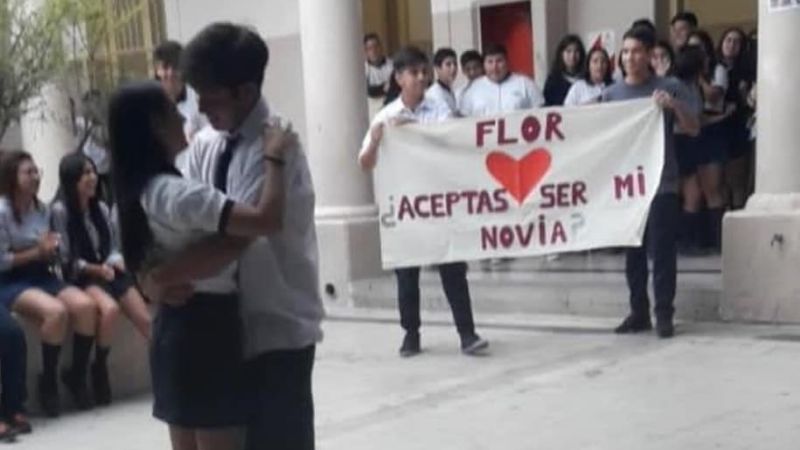 La tierna imagen de un jovencito declarando su amor en el colegio