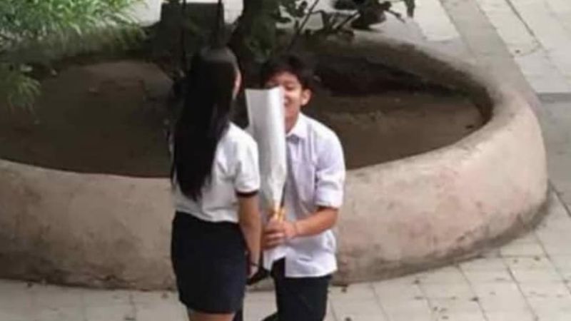 La tierna imagen de un jovencito declarando su amor en el colegio