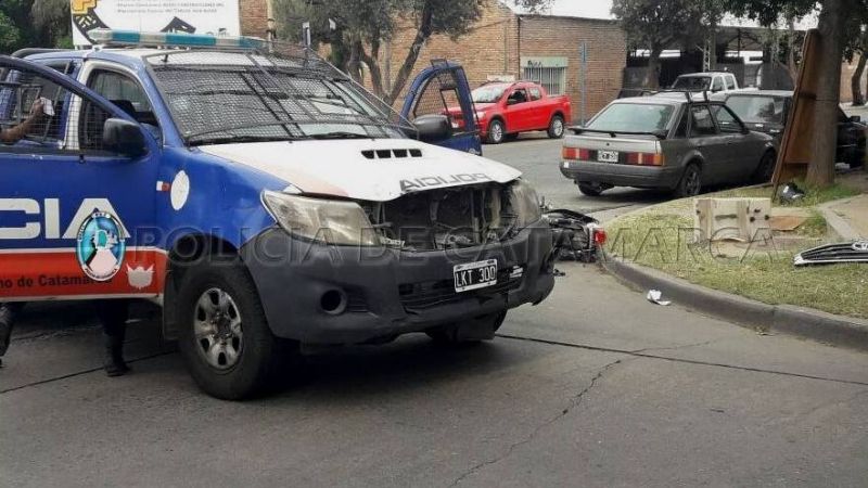 Camioneta de la policía protagonizó violento choque