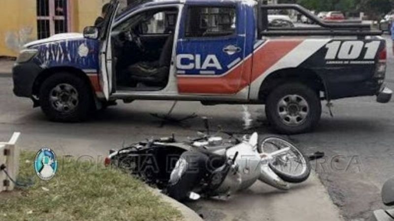 Camioneta de la policía protagonizó violento choque