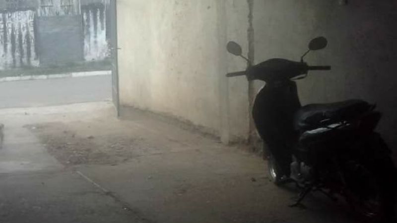 Roban una moto de adentro de una vivienda