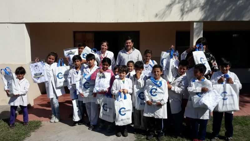 Niños de las escuelas de El Alto recibieron kits escolares