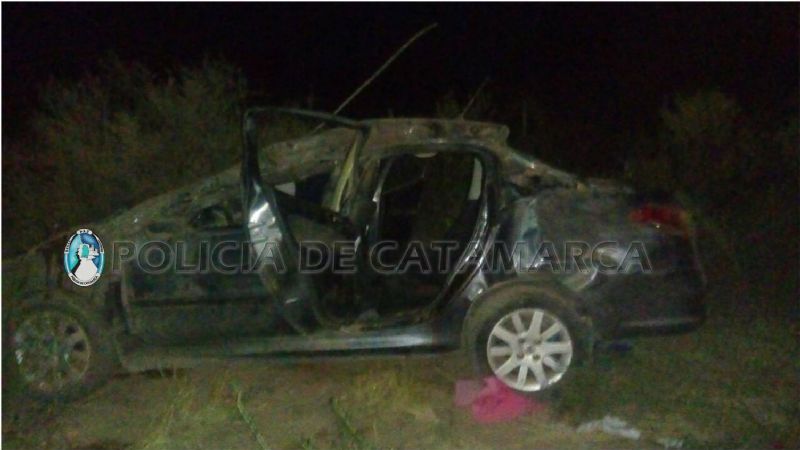 Dos heridos tras un terrible vuelco en Capayán