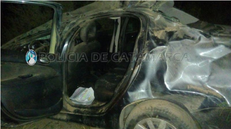 Dos heridos tras un terrible vuelco en Capayán