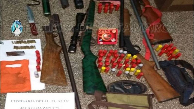 Arrestan a cinco personas y secuestran armas de fuego en El Alto