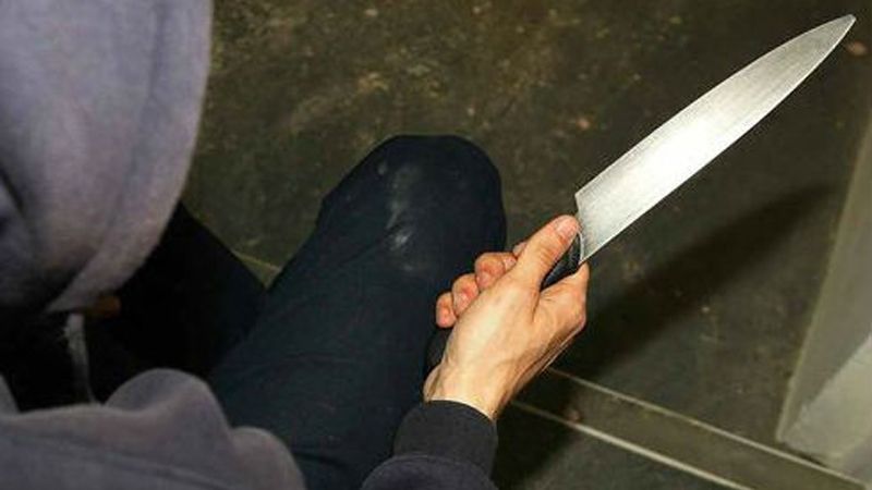 Agredió a un joven con un cuchillo