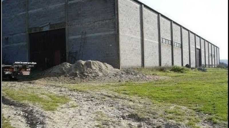 Encuentran a una niña abandonada en un galpón