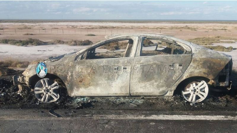 El fuego consumió un auto en la ruta 60