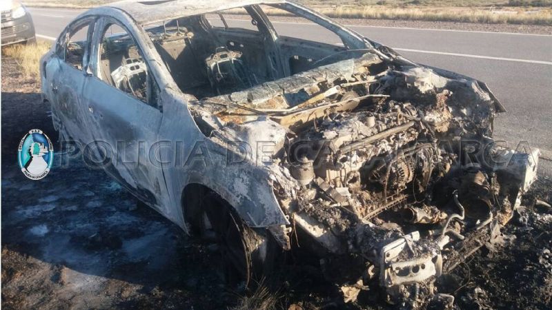 El fuego consumió un auto en la ruta 60