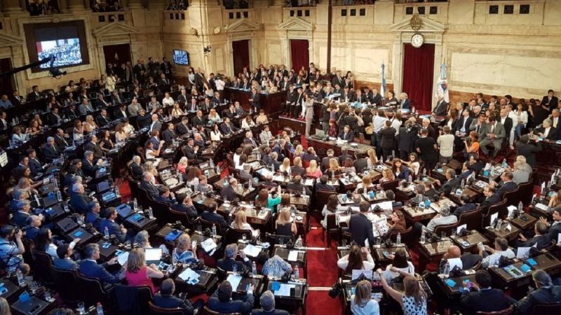 Tras la polémica por los pasajes, legisladores piden un fuerte aumento