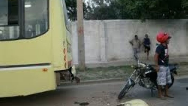 Motociclista herido tras chocar con un colectivo