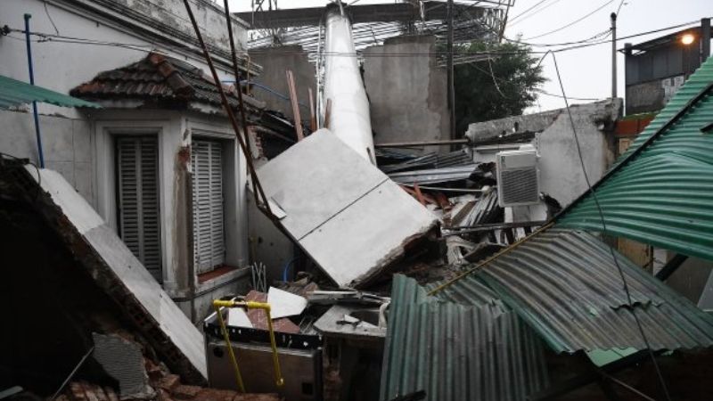 Dos muertos, 400 evacuados y destrozos en Buenos Aires