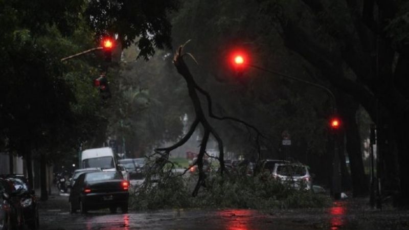 Dos muertos, 400 evacuados y destrozos en Buenos Aires