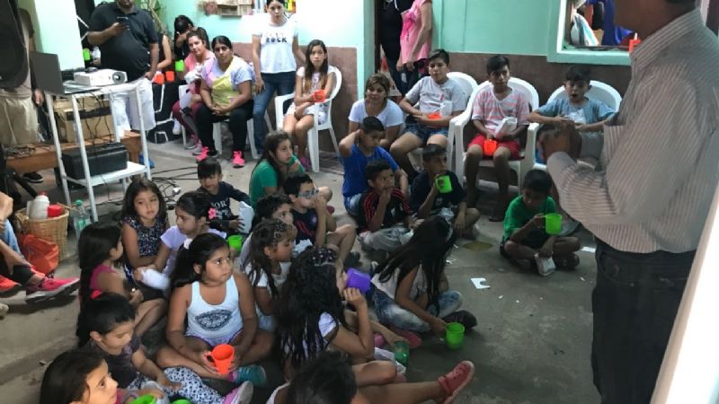 El diputado Barros compartió con los niños del merendero "Beula"