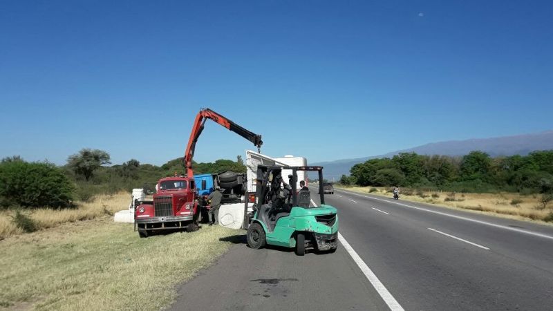 Volcaron dos camiones en la Circunvalación