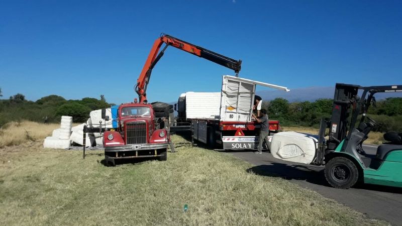 Volcaron dos camiones en la Circunvalación
