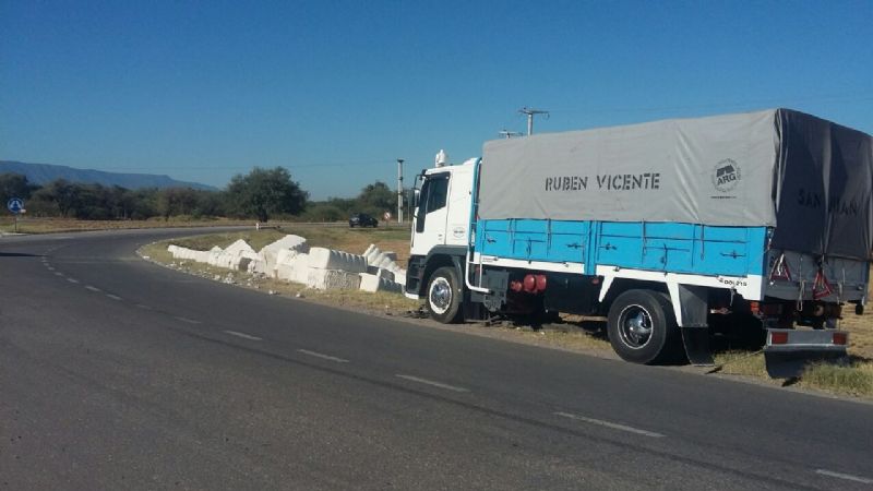 Volcaron dos camiones en la Circunvalación