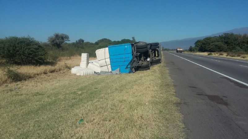 Volcaron dos camiones en la Circunvalación