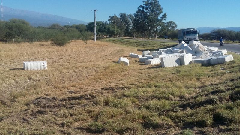 Volcaron dos camiones en la Circunvalación