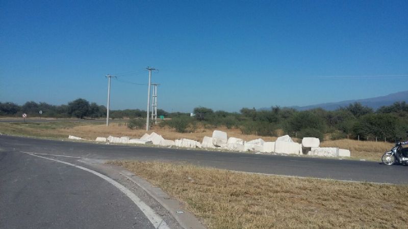 Volcaron dos camiones en la Circunvalación