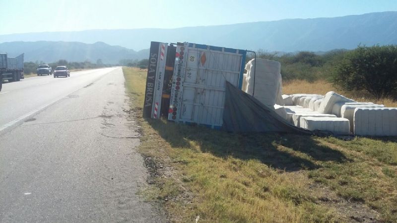 Volcaron dos camiones en la Circunvalación