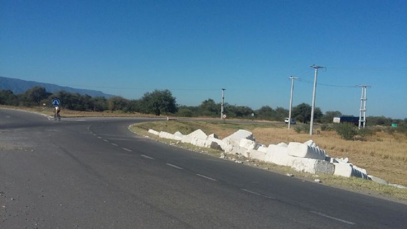 Volcaron dos camiones en la Circunvalación