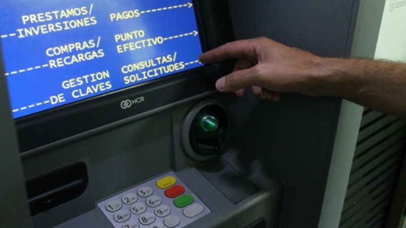 Becados no cobraron y se manifestaron