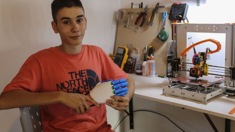 Desarrolla prótesis de manos y las ofrece gratis por redes sociales