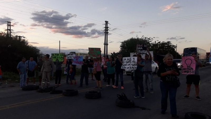 Cortan ruta en Recreo por facturas de la luz