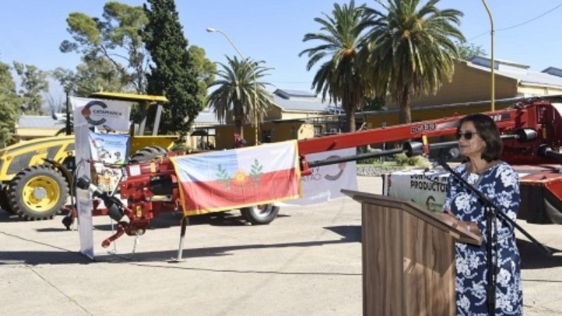 La Gobernadora Corpacci entregó maquinaria agrícola