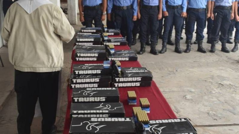 Entregan armas reglamentarias a Oficiales Ayudantes de la promoción Nº 62