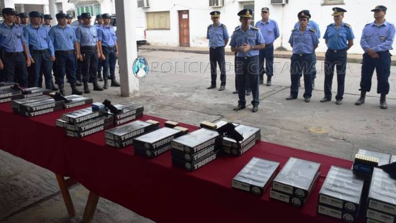 Entregan armas reglamentarias a Oficiales Ayudantes de la promoción Nº 62