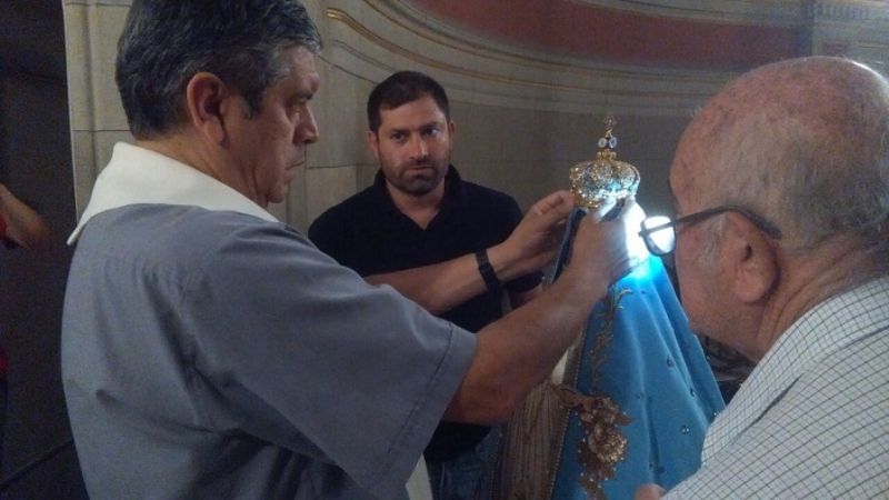 La Virgen ya luce el manto  elegido para estas fiestas