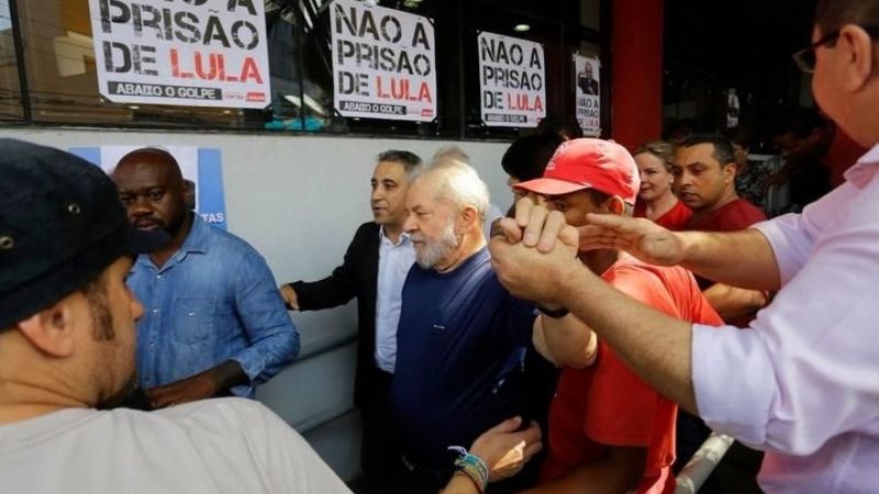 Lula participa de una misa en memoria de su esposa