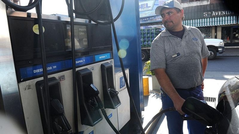 Aseguran que YPF por el momento no aumentará el precio de sus combustibles