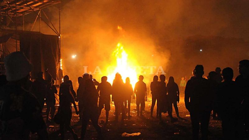 "Pity" Alvarez llegó seis horas tarde y los fans incendiaron Argentinos del Norte