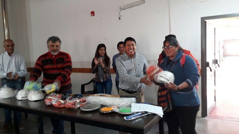 El senador Carrizo entregó elementos deportivos en Antofagasta