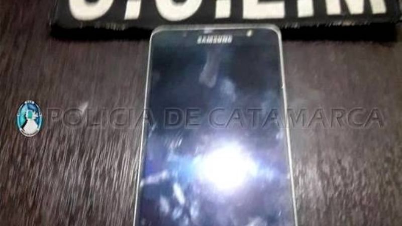 Cinco detenidos y un celular recuperado