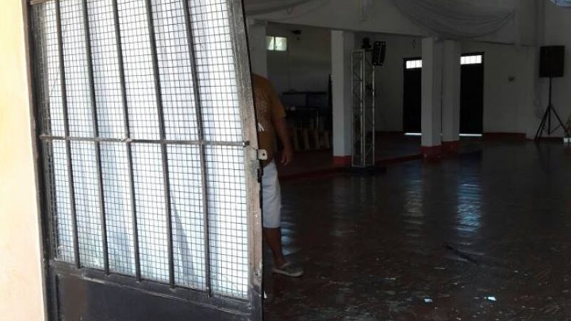 Motociclista se llevó por delante un portón