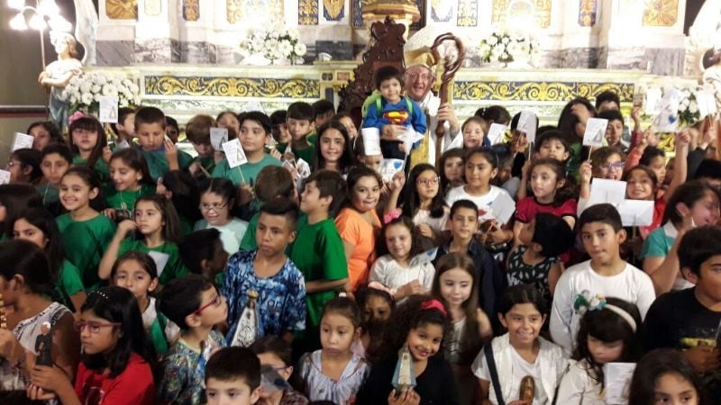 Cientos de niños y embarazadas rindieron tributo a la Madre Morena