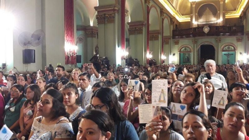 Cientos de niños y embarazadas rindieron tributo a la Madre Morena