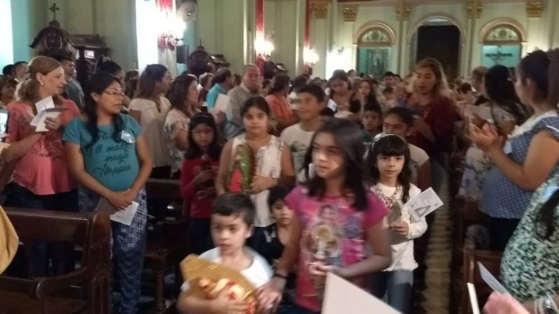 Cientos de niños y embarazadas rindieron tributo a la Madre Morena