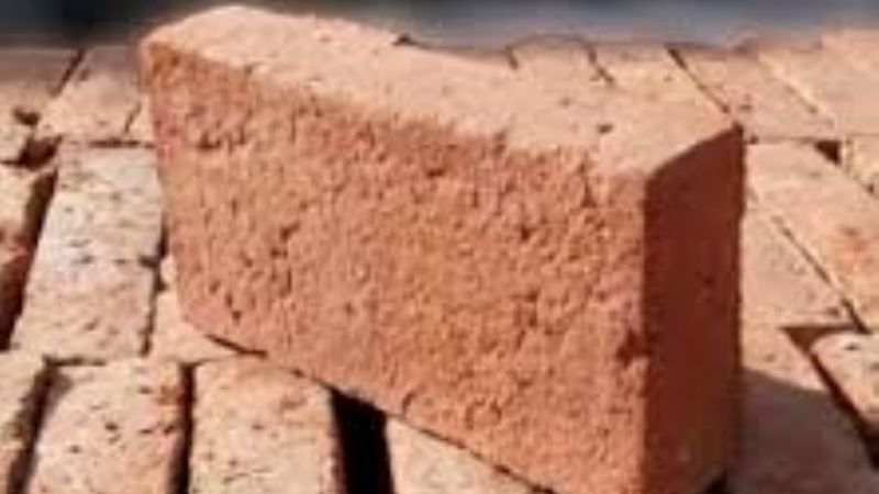 Dos hombres discutían y una menor recibió un ladrillazo