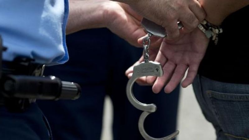 Aprehenden a un joven por golpear a su madre