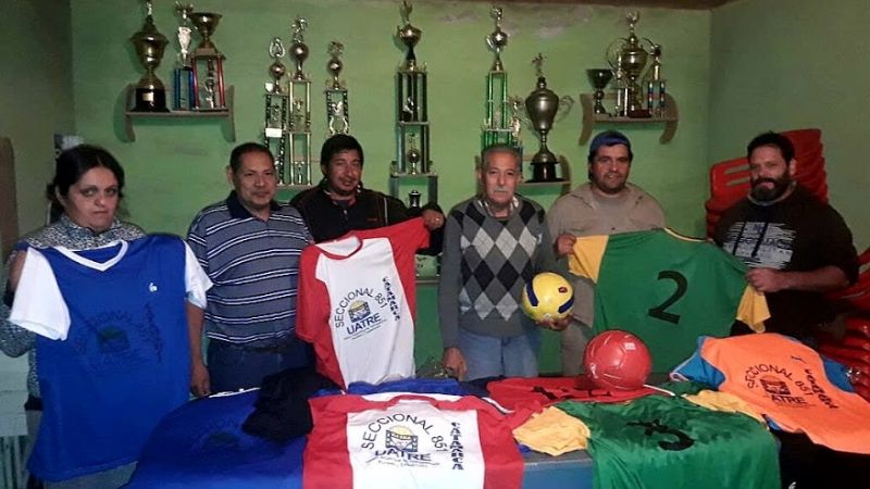 Entrega de indumentaria y pelotas al Club Deportivo Los Castillos